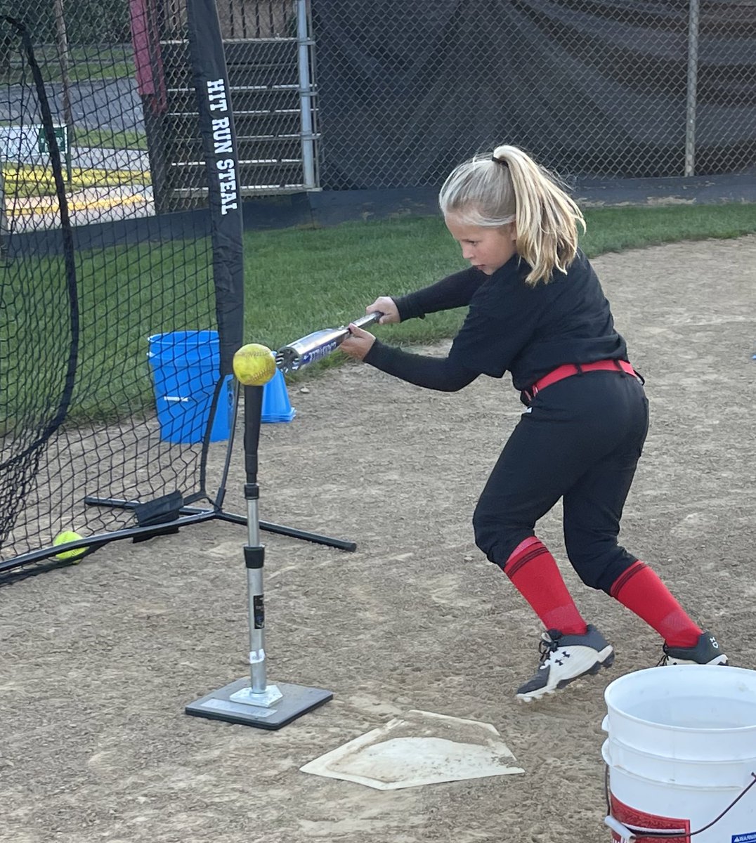 CoachJackieSB's tweet photo. Our lefties took advantage of another night working with @klindersoftball while she’s still in town. Our 8/9 yr olds are locked in & love learning all the elements of slapping. #Learnfromthebest #LifeofaLefty #CincyHustle https://t.co/K3l0AKscfz