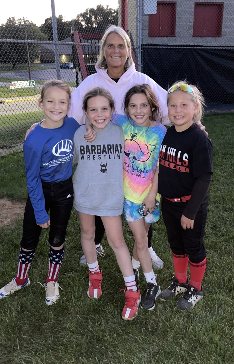 CoachJackieSB's tweet photo. Our lefties took advantage of another night working with @klindersoftball while she’s still in town. Our 8/9 yr olds are locked in & love learning all the elements of slapping. #Learnfromthebest #LifeofaLefty #CincyHustle https://t.co/K3l0AKscfz