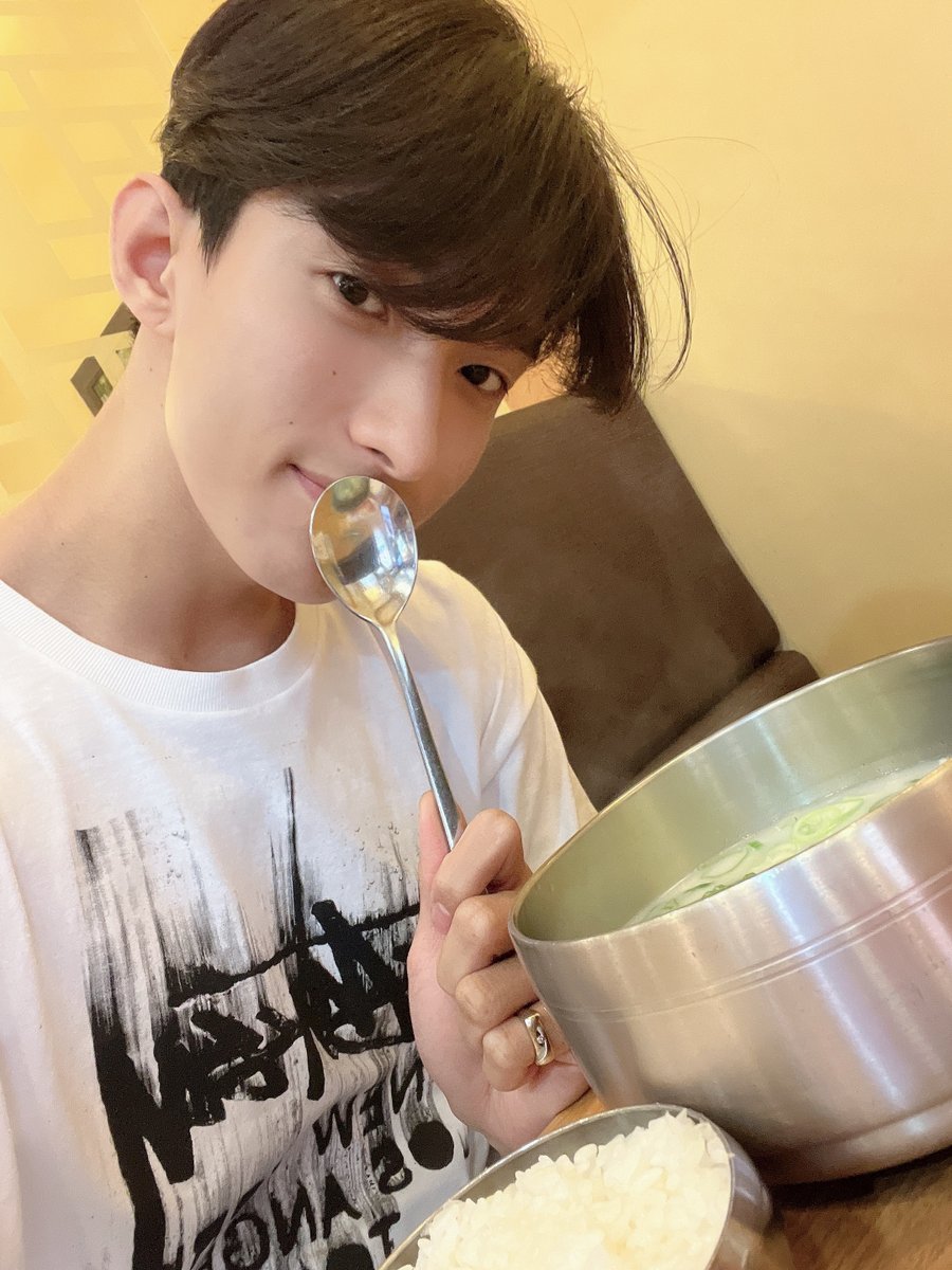 dkzones's tweet photo. ⚔🌟 it's seolleongtang (ox bone soup) as soon as we arrived! https://t.co/1Wclo8Uy30