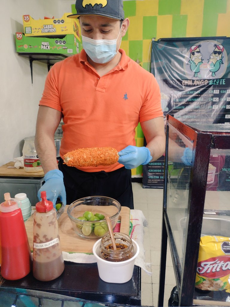 Apoyando el comercio local de nuestros vecinos de Narvarte, los invitamos a probar estos deliciosos esquites y elotes. Se ubican sobre Montealbán casi esquina Xola, Narvarte Oriente. Tienen sabores a Doritos, Takis, Cheetos y mucho más...