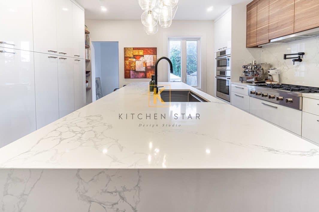 Kitchen_Star's tweet photo. Custom made flat panel contemporary kitchen with quartz counter top and backsplash #lifestyle #quality #renovations #vaughan #toronto #backsplash #homerenovation #homesweethome #kitchendesign #design #bestoftheday #kitchen #contemporary #renovation #reno #design #designer https://t.co/I0wFvDMouz