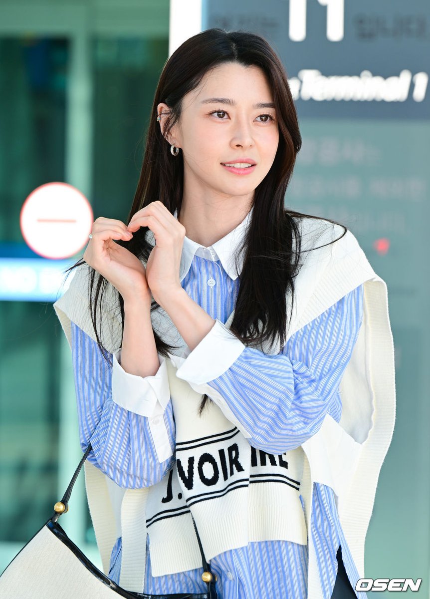 KwonNaraUpdates's tweet photo. 220927 | Actress Kwon Nara at Incheon International Airport today, off to Bangkok, Thailand for a magazine photo shoot. 🥰💖

🔗: https://t.co/ME2pgsaM1O
🔗: https://t.co/KZevJcHaSC

#KwonNara #권나라 https://t.co/8hakNSCAaD