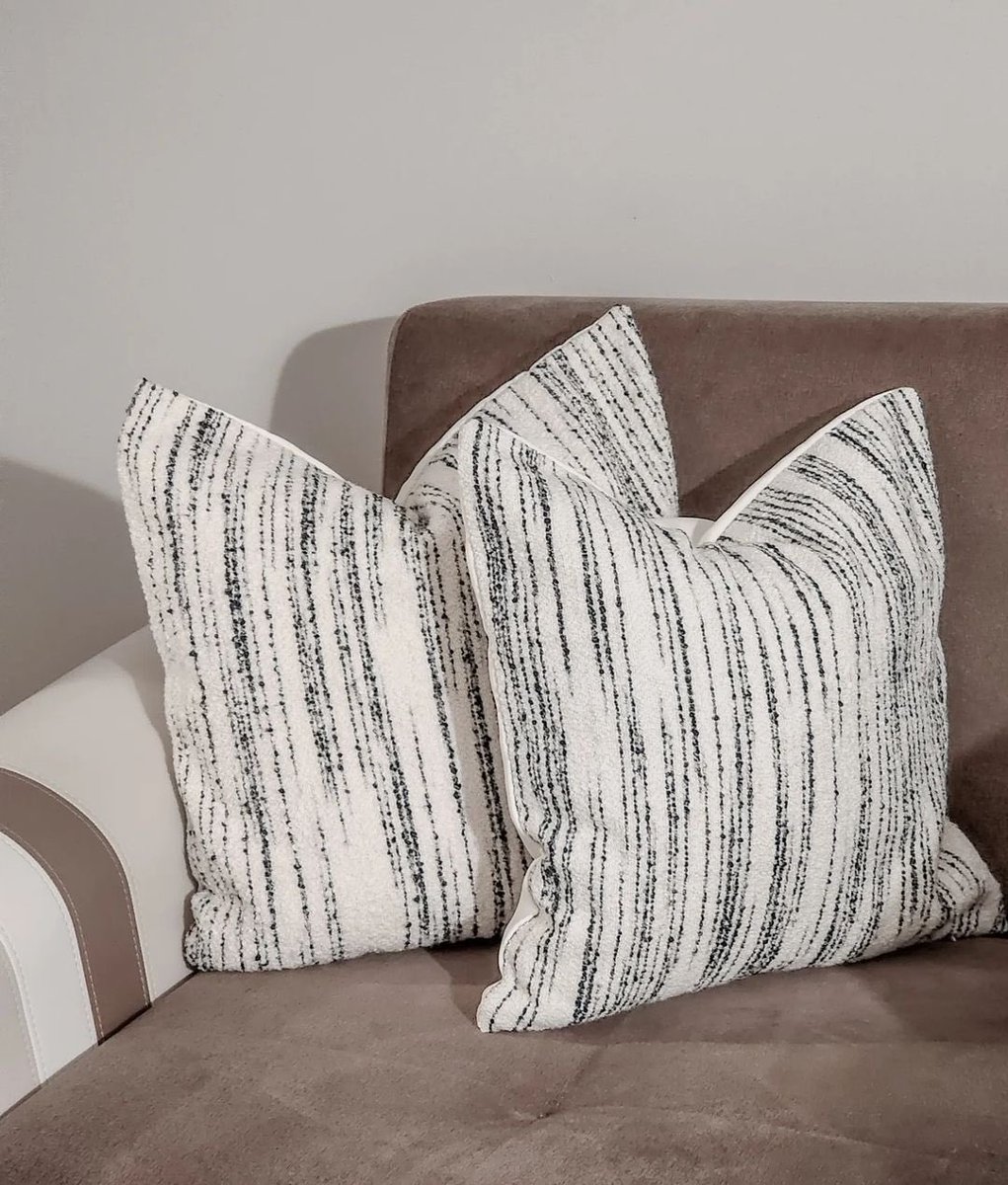 domvitus's tweet photo. Beautiful textured throw pillow Farmhouse style covers

They match couch so perfectly they are soft and cozzy🥰

#cozyhome
#cozyhomedecor
#fallpillows
#domvitus
#bouclepillows
#boucle
#neutralpillows
#cozypillows
#bedroom
#bedroomdecor https://t.co/IHzoHENbhS