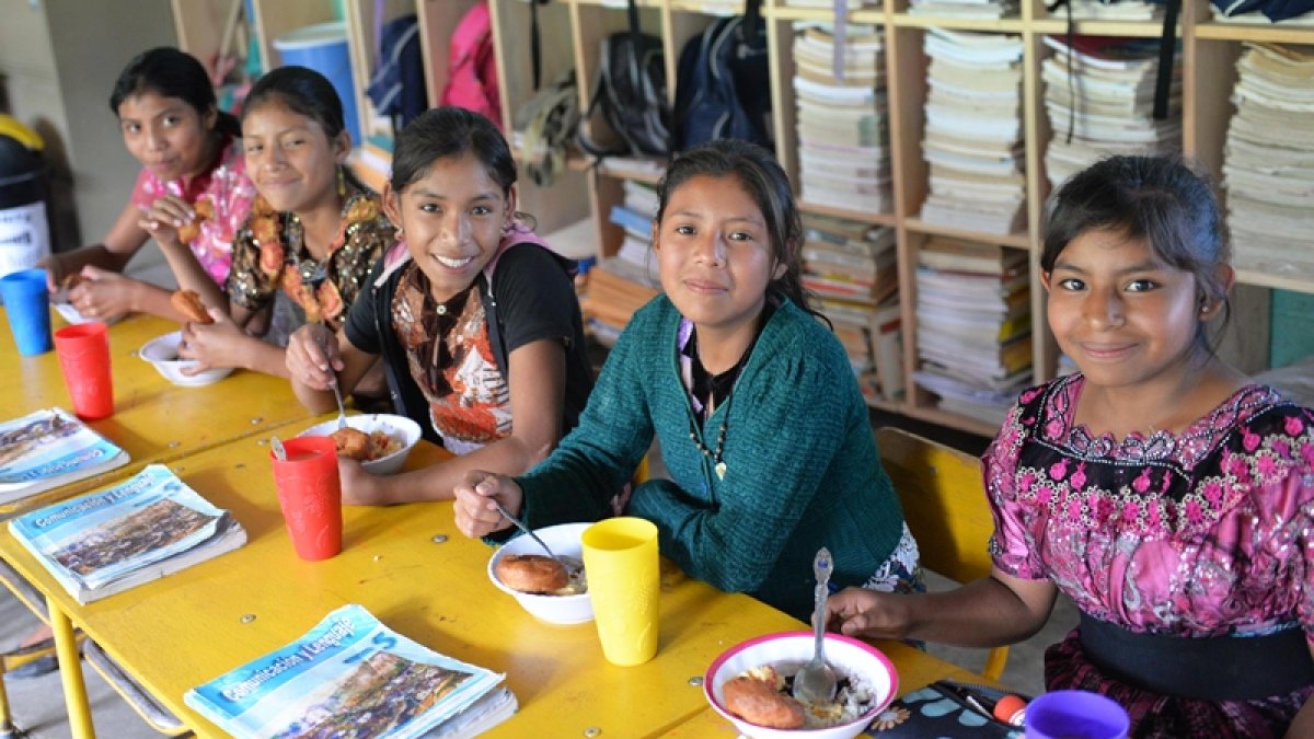 SchoolMeals_'s tweet photo. The @USDA 🇺🇸 will invest $220 million in international #schoolfeeding projects in eight countries; expected to benefit more than a million children across 2,200 schools in food-insecure countries in Africa and East Asia, Agriculture @SecVilsack announced.

https://t.co/76xDes7T2L https://t.co/xBf3JwgLcj