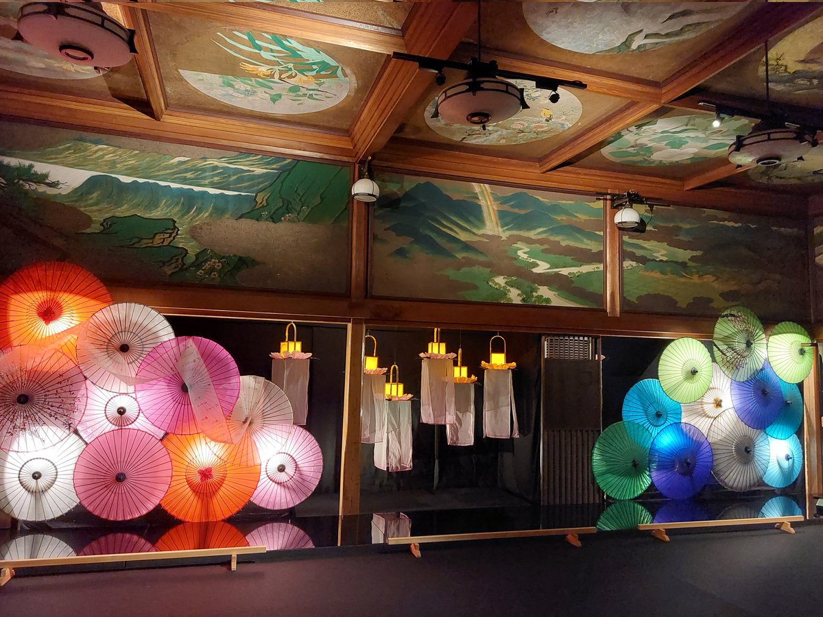 目黒雅叙園の和あかり×百段階段を見てきました
凄く綺麗でした✨
99段の階段を上りながらお部屋の中を見ました

友達の親戚が目黒雅叙園で結婚式をしたって言ってたけど、和の雰囲気で素敵なとこでした！