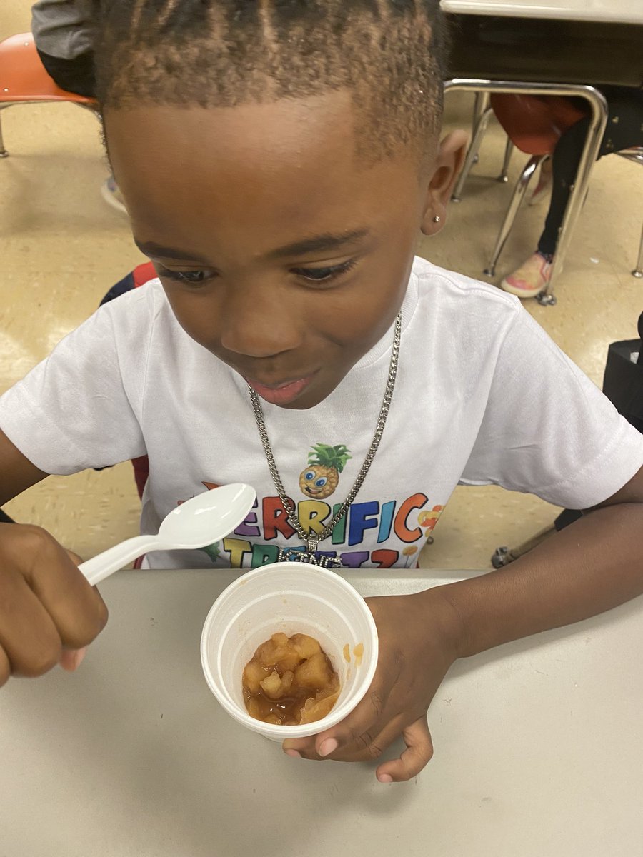 kathycskinner's tweet image. Happy Birthday Johnny Appleseed 🍎 #yum #homemadeapplesauce  @FultondaleElem @JEFCOED