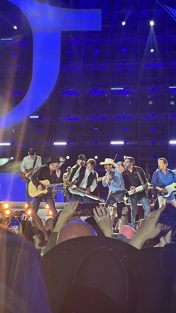 DonnaMarie2016's tweet photo. What an absolute honour it was to be there in this moment finally getting to see @garthbrooks live opening night in ireland , your an inspiration for us musicians here. Would have gave my left arm to be on that stage, maybe next time?! #GarthInIreland #StudioG #askgarth https://t.co/ytHhQROeKC