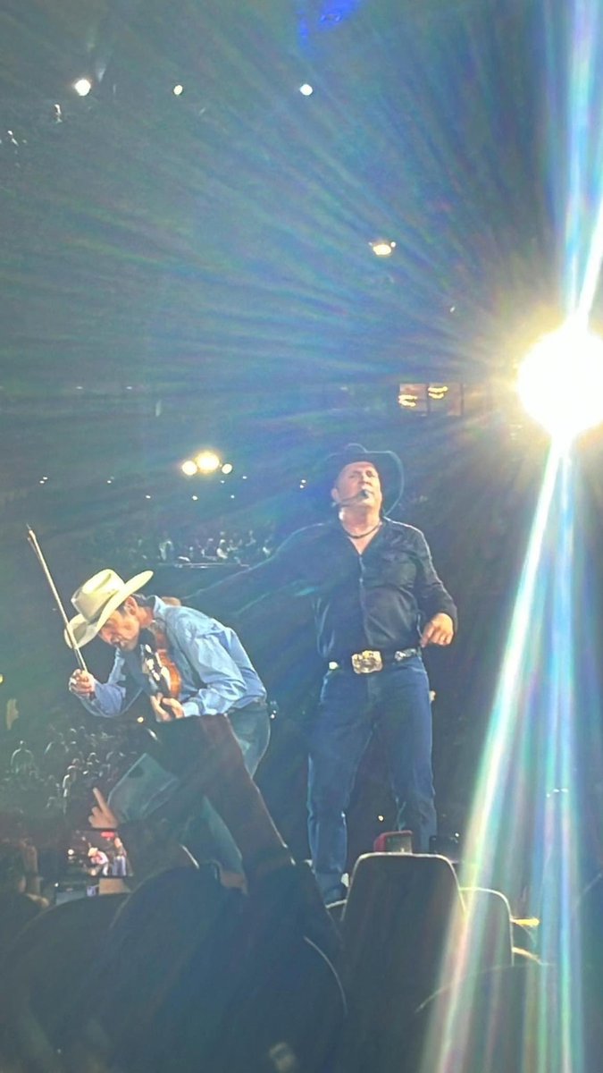 DonnaMarie2016's tweet photo. What an absolute honour it was to be there in this moment finally getting to see @garthbrooks live opening night in ireland , your an inspiration for us musicians here. Would have gave my left arm to be on that stage, maybe next time?! #GarthInIreland #StudioG #askgarth https://t.co/ytHhQROeKC