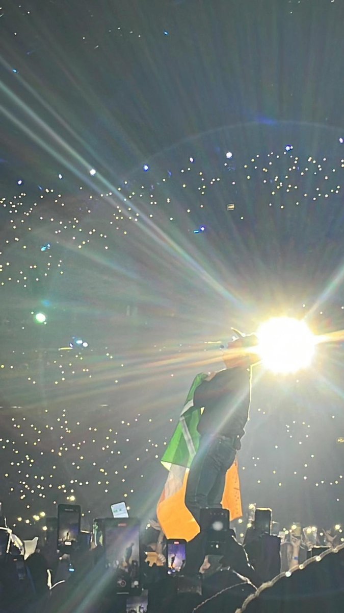 DonnaMarie2016's tweet photo. What an absolute honour it was to be there in this moment finally getting to see @garthbrooks live opening night in ireland , your an inspiration for us musicians here. Would have gave my left arm to be on that stage, maybe next time?! #GarthInIreland #StudioG #askgarth https://t.co/ytHhQROeKC