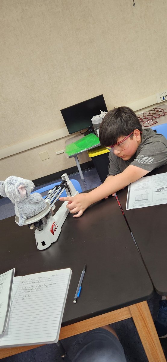 unicornteach79's tweet photo. 4th graders are having a blast learning how to use a triple beam balance @RGE_Rangers @Teachersherryj https://t.co/jAic1tzfDv