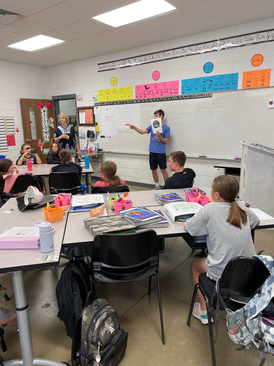 MelbourneSchoo1's tweet photo. Mrs. Fulbright’s Spanish I classes had a great time teaching Spanish idioms in Mrs. Tamra Brightwell’s class. #MSDthePlaceToBe https://t.co/GgkZiqDdFx