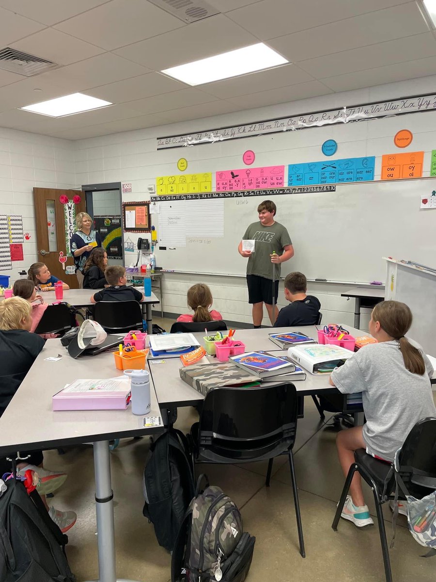 MelbourneSchoo1's tweet photo. Mrs. Fulbright’s Spanish I classes had a great time teaching Spanish idioms in Mrs. Tamra Brightwell’s class. #MSDthePlaceToBe https://t.co/GgkZiqDdFx