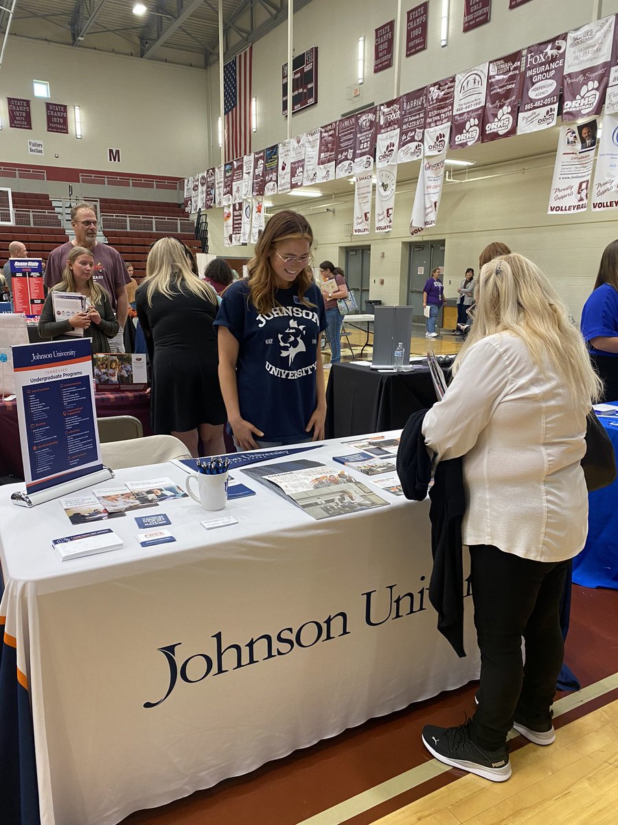 DrHawk731's tweet photo. Thanks to @ORHSCounseling for arranging our @ORHS_Wildcats College Fair! 80 schools came out to talk to students. Welcome back to 2018 ORHS grad Chloe Nussbaum who was representing @JohnsonUniv admissions! #WeAreOR https://t.co/IZXpiyA2BN