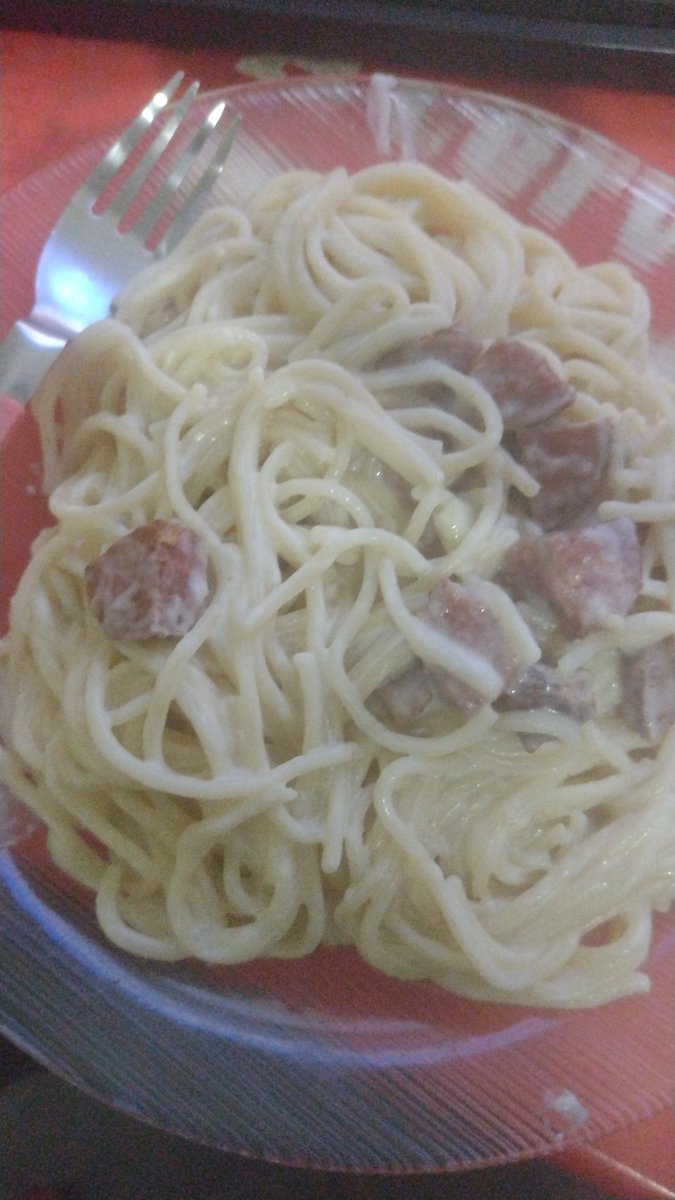 HugoJogad0r's tweet photo. @manoeljogador_ O almoço do Hugo foi macarrão ao molho branco e calabresa https://t.co/WPEQ9p1pys