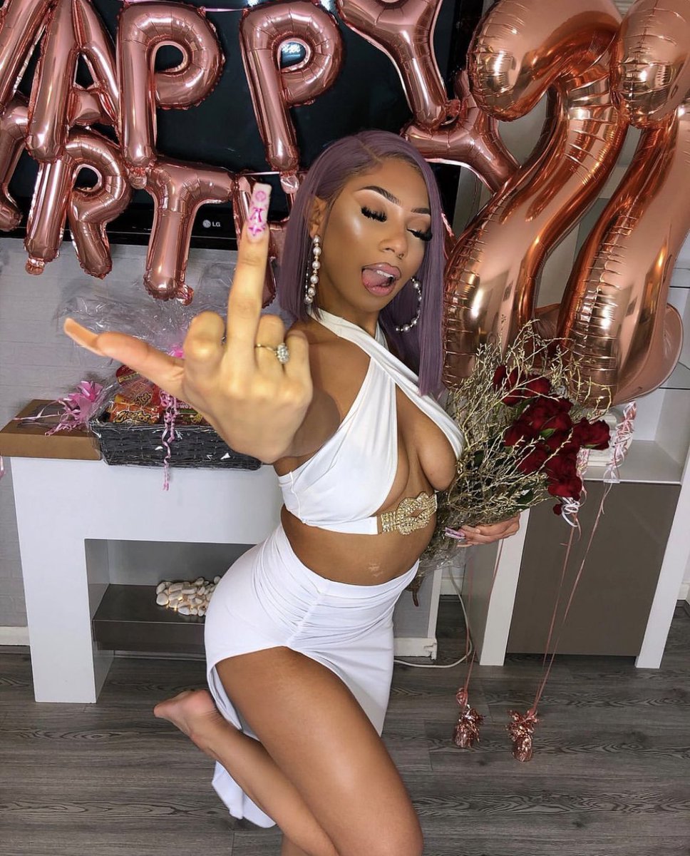 BagchaserJae's tweet photo. Double the fun😍 happy 22nd to me my only goal this year is to keep prospering reaching my goals and having this good ass pussy okayyy cheers🥂👅 #ITSMYBIRTHDAY #JAEDAY #drunk #sendmemoney send a dollar to my cash app if you love me😙 $cashqueen654 https://t.co/nHNFOyagFo