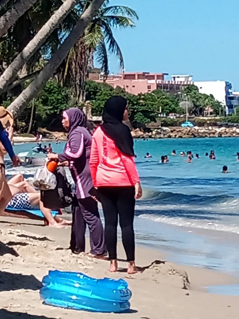 JoseColinaP's tweet photo. Musulmanes en la Playa del Círculo Militar en Pampatar. Al parecer están pidiendo tener una playa para ellos solos. https://t.co/DvMzzZJnop