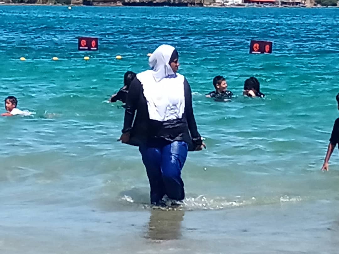 JoseColinaP's tweet photo. Musulmanes en la Playa del Círculo Militar en Pampatar. Al parecer están pidiendo tener una playa para ellos solos. https://t.co/DvMzzZJnop
