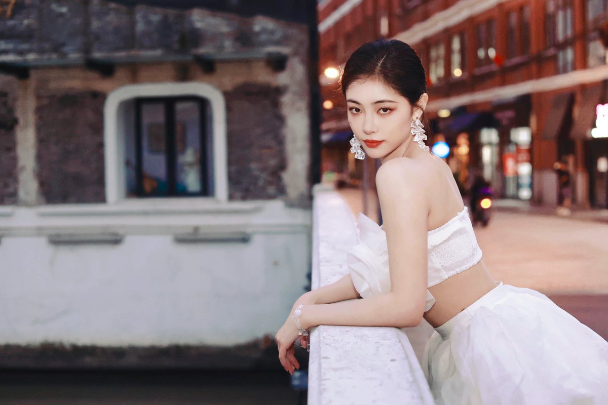 dramaskfan's tweet photo. #XuJiaQi para o desfile de moda da Vera Seriase S/S 23 no Shanghai Fashion Week 2022.
Mais fotos: https://t.co/p98oAjWNsl
#许佳琪 #KikiXu #TheFlowersAreBlooming #LegendOfYunXi #ParallelLost #TheBloomsAtRuyiPavilion #cdrama #dorama https://t.co/E733mGcX80