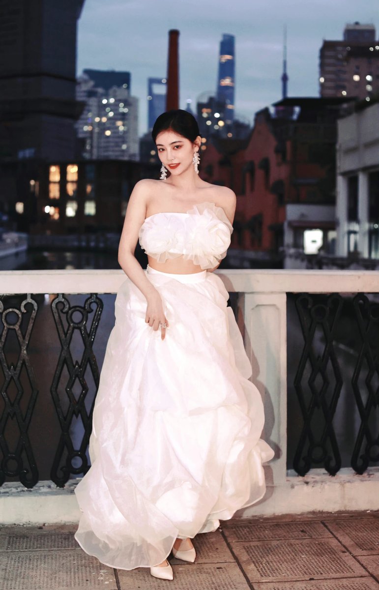 dramaskfan's tweet photo. #XuJiaQi para o desfile de moda da Vera Seriase S/S 23 no Shanghai Fashion Week 2022.
Mais fotos: https://t.co/p98oAjWNsl
#许佳琪 #KikiXu #TheFlowersAreBlooming #LegendOfYunXi #ParallelLost #TheBloomsAtRuyiPavilion #cdrama #dorama https://t.co/E733mGcX80