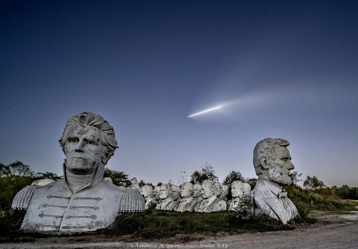 v10980's tweet photo. Space X Falcon 9 Rocket flying over Presidents Heads in Croaker, VA #SpaceX #presidentsheads #rocketlaunch #visitvirginia #rockets #falcon9 #visitWilliamsburg #launching #Canon #canonR5 #shotoncanon #blastoff #Nightsky https://t.co/3vUKmPpn8G