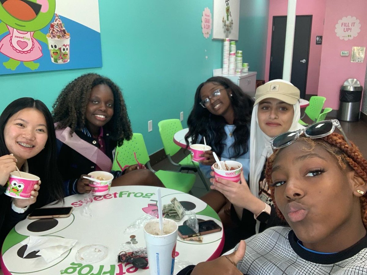 StucoNFHS's tweet photo. After officer meeting festivities 🤩🤩 #truenorth #sweetfrog #excellence https://t.co/fmni6hh9dz