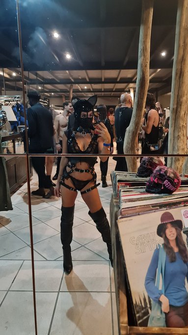 About yesterday night! 🖤 https://t.co/GA9DfsLBxa