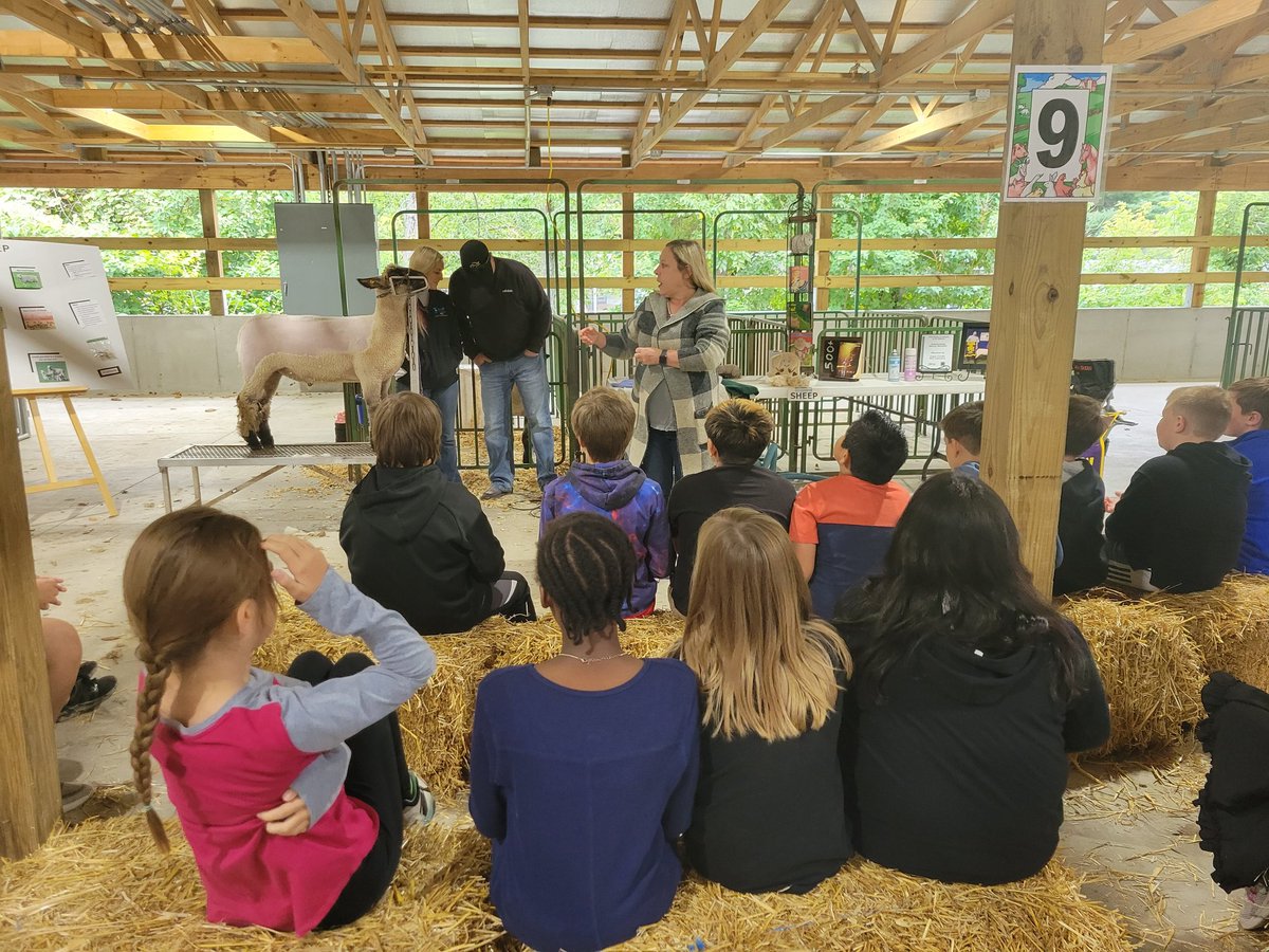 marleighraye's tweet photo. We had a great field trip to Farm Fair! We loved all the animals and learning about agriculture in our community! Our Daviess Co 4-H rocks! #burris4ths #iamwashington @WashCommSchools https://t.co/OogsnI260i