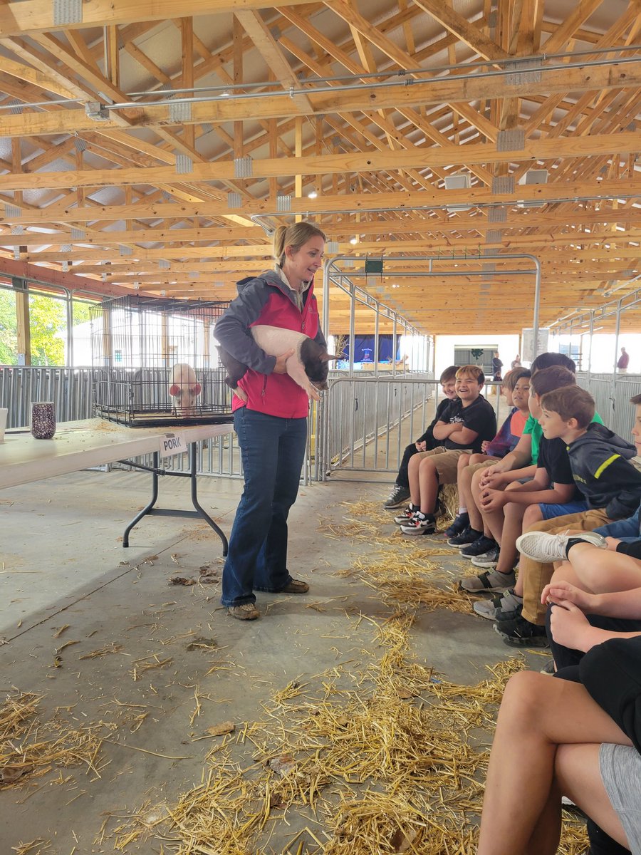 marleighraye's tweet photo. We had a great field trip to Farm Fair! We loved all the animals and learning about agriculture in our community! Our Daviess Co 4-H rocks! #burris4ths #iamwashington @WashCommSchools https://t.co/OogsnI260i