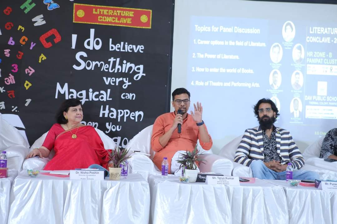 Rtarun08's tweet photo. डीएवी में आयोजित हुई litreature conclave में शामिल रहा। 10 साल बाद उन सभी अध्यापकों से मिलने का अवसर प्राप्त हुआ जिन्होंने हमारा मार्गदर्शन किया था। स्कूल में दिए गए मान सम्मान के लिए धन्यवाद करता हूं। पूरी आयोजक टीम को एक सफल आयोजन करने के लिए शुभकामनाएं देता हूं। https://t.co/CNcQlvx2g2