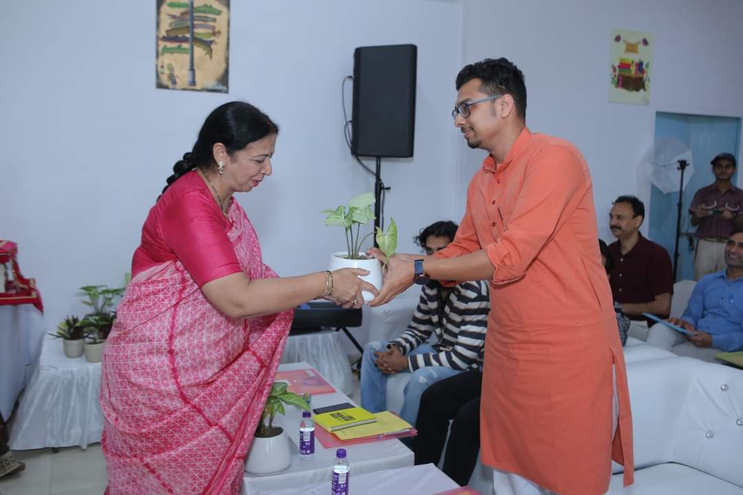 Rtarun08's tweet photo. डीएवी में आयोजित हुई litreature conclave में शामिल रहा। 10 साल बाद उन सभी अध्यापकों से मिलने का अवसर प्राप्त हुआ जिन्होंने हमारा मार्गदर्शन किया था। स्कूल में दिए गए मान सम्मान के लिए धन्यवाद करता हूं। पूरी आयोजक टीम को एक सफल आयोजन करने के लिए शुभकामनाएं देता हूं। https://t.co/CNcQlvx2g2