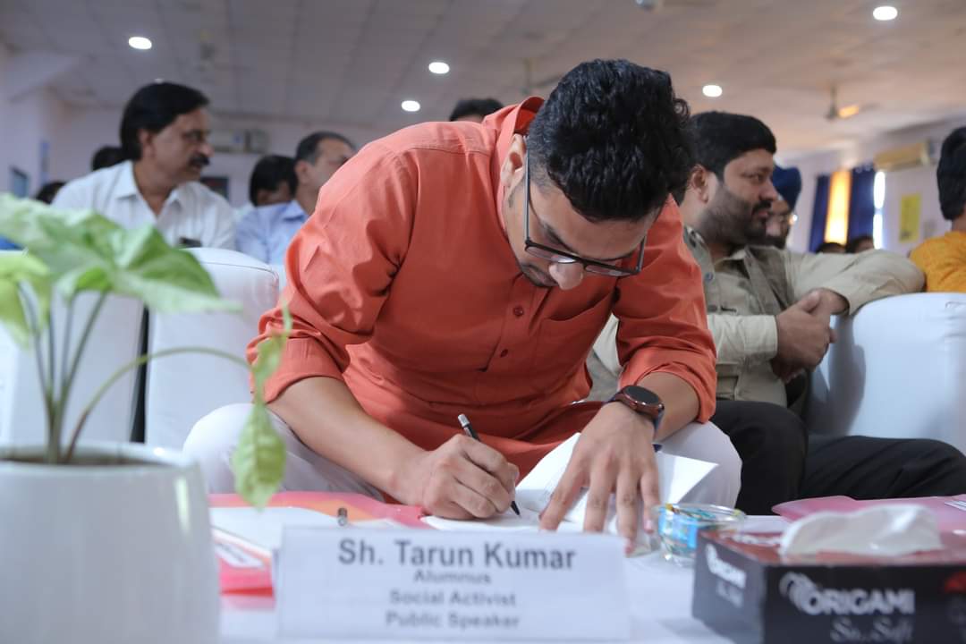 Rtarun08's tweet photo. डीएवी में आयोजित हुई litreature conclave में शामिल रहा। 10 साल बाद उन सभी अध्यापकों से मिलने का अवसर प्राप्त हुआ जिन्होंने हमारा मार्गदर्शन किया था। स्कूल में दिए गए मान सम्मान के लिए धन्यवाद करता हूं। पूरी आयोजक टीम को एक सफल आयोजन करने के लिए शुभकामनाएं देता हूं। https://t.co/CNcQlvx2g2
