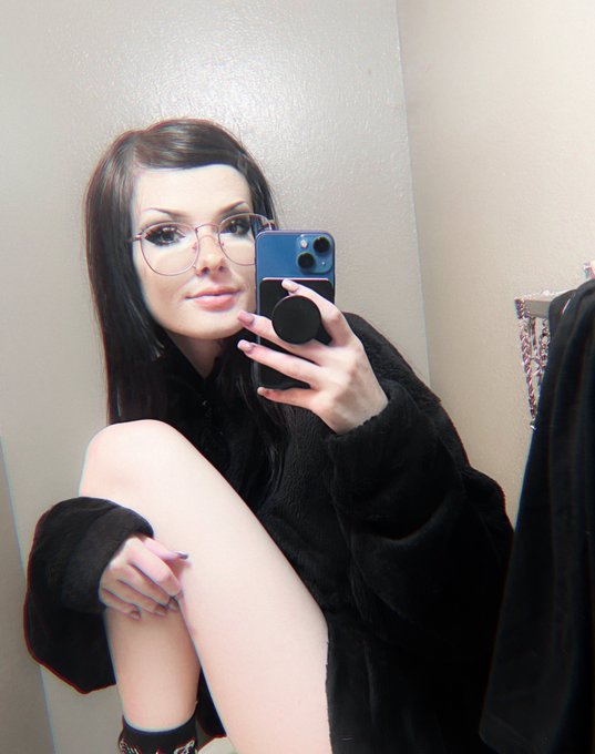 Watch 𝕭𝖚𝖓𝖓𝖎 𝕷𝖞𝖓𝖓's leaked NSFW photo on TwXstars