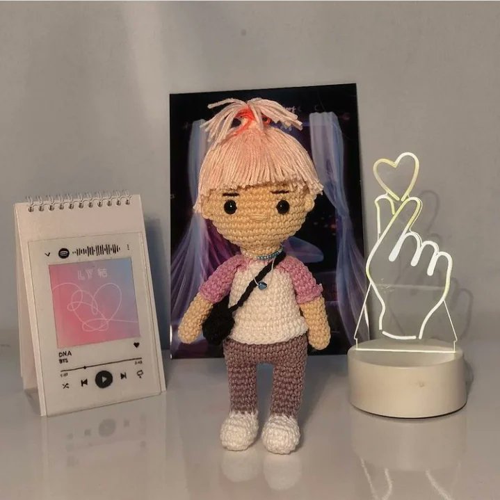 armyscarioca's tweet photo. Trabalho lindo e com certeza muito cansativo, que merece muito amor. Olhem esses artesanatos de crochê que coisa mais fofa.
 Eu tô encantada em como são perfeitinhos, e eles são feitos pela @arte_deponto 🥺💜

#armyscarioca #lojinhavirtual #artesanatocrochê #crochebts #cute https://t.co/J4N6pyERVz