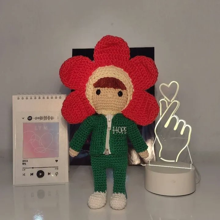 armyscarioca's tweet photo. Trabalho lindo e com certeza muito cansativo, que merece muito amor. Olhem esses artesanatos de crochê que coisa mais fofa.
 Eu tô encantada em como são perfeitinhos, e eles são feitos pela @arte_deponto 🥺💜

#armyscarioca #lojinhavirtual #artesanatocrochê #crochebts #cute https://t.co/J4N6pyERVz