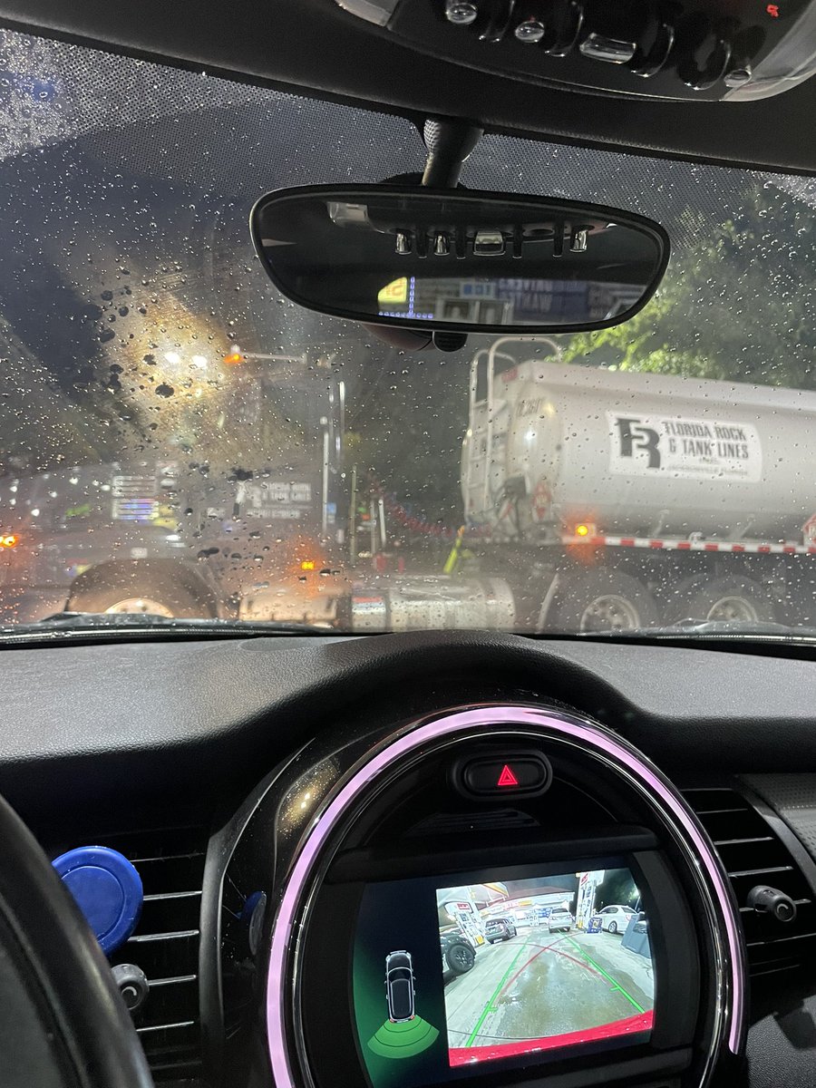 SassyMammaTpa's tweet photo. Passed 5 gas stations out of fuel. Now live tweeting from a gas station that is currently fueling the pumps. I was able to back into the last available pump. #HurricaneIan #SassyUpdate https://t.co/y7u0rWZAz3