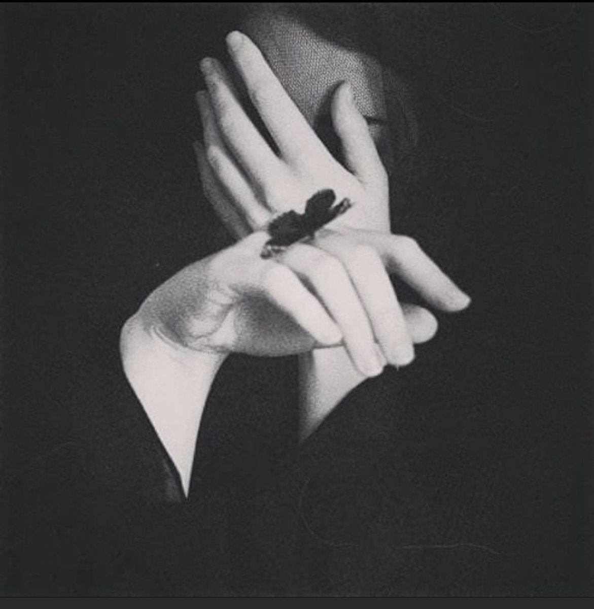 رَبّـاهُ! 
كيف أخبرهُ أني أشتقت إليه؟
و أن تفاصيلهُ تجذبني لأهواهُ
وكيف أعدُّ له سنينًا وأيامًا
تسائلت فيها من ذا الذي يرعاهُ؟
ربّاهُ! تنام هنا على صدري كلماتهُ
وضحكاتٌ لتخلد بالقلب ذكراهُ
أريد عناقهُ، والمسافات تمنعني 
فكيف الوصل إليه يا ربّاهُ!