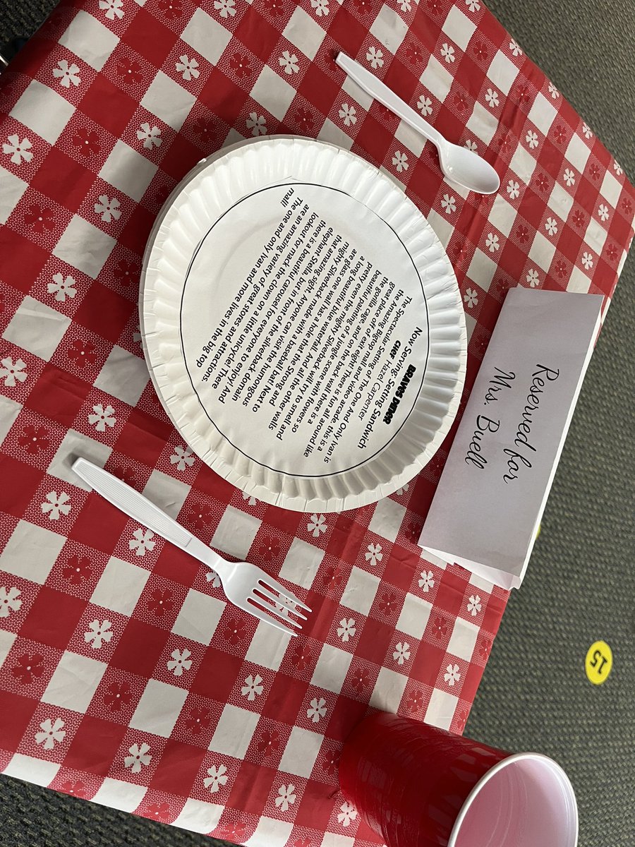 teachinggrade4's tweet photo. Some top chefs presented their paragraphs to Mrs. Buell today. She ate them up and deemed them delicious!🍔🍽 @IHElementary https://t.co/OdfoID7W7y
