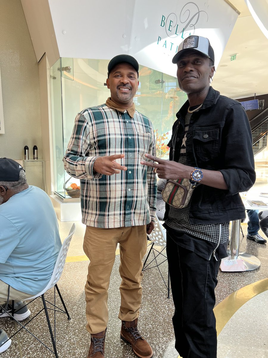 mrmotivation910's tweet photo. Met @TheRealMikeEpps this weekend in at the @MGMNatlHarbor ✊🏾 Down to Earth 🌍 but out of this World experience #mikeepps #comedyking #fan #standup #standout ✌🏽 https://t.co/sx92kFE4sZ