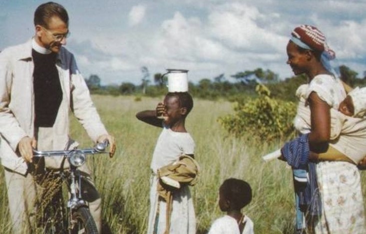 ieme_es's tweet photo. 26-09-22. Adiós a José GARCI-GONZA (92), misionero del IEME en Zimbabue (1957-2003) y artista:“Lo que pretendo con mis pinceles es que cuando yo desaparezca de este planeta, la contemplación de mis pinturas continúe evangelizando”. Lihambe kuhle eZulwini (Buen camino al Cielo). https://t.co/UjoLHg45gm