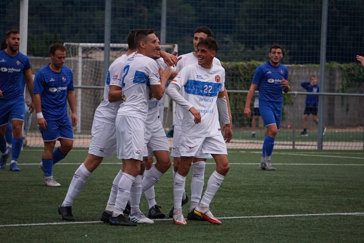 ⌛️ - 6 dies... ara si que si, setmana de lliga!! 🔥

Per anar fent boca, us deixem les imatges de l'amistós contra el <a href="/cebescano/">C.E. Bescanó</a>.

👉flickr.com/photos/1961770…

📸 <a href="/montsemanen/">Montse Manén Arcalà</a>
 
#somlescala #JuntsFemCamí 💙❤️