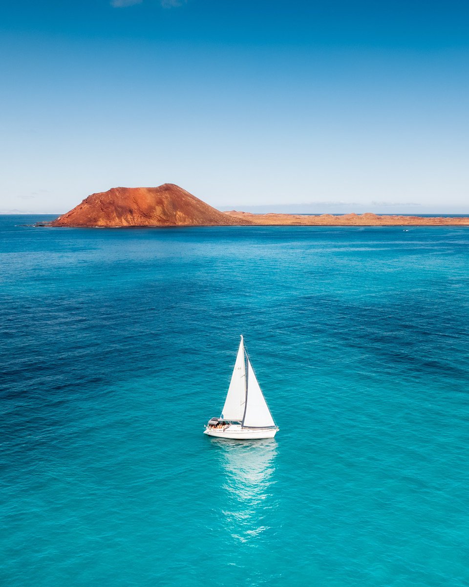 jairopacwaves's tweet photo. La calma antes de la tormenta en Fuerteventura fue espectacular. 💙 https://t.co/hGRyiHeGsr