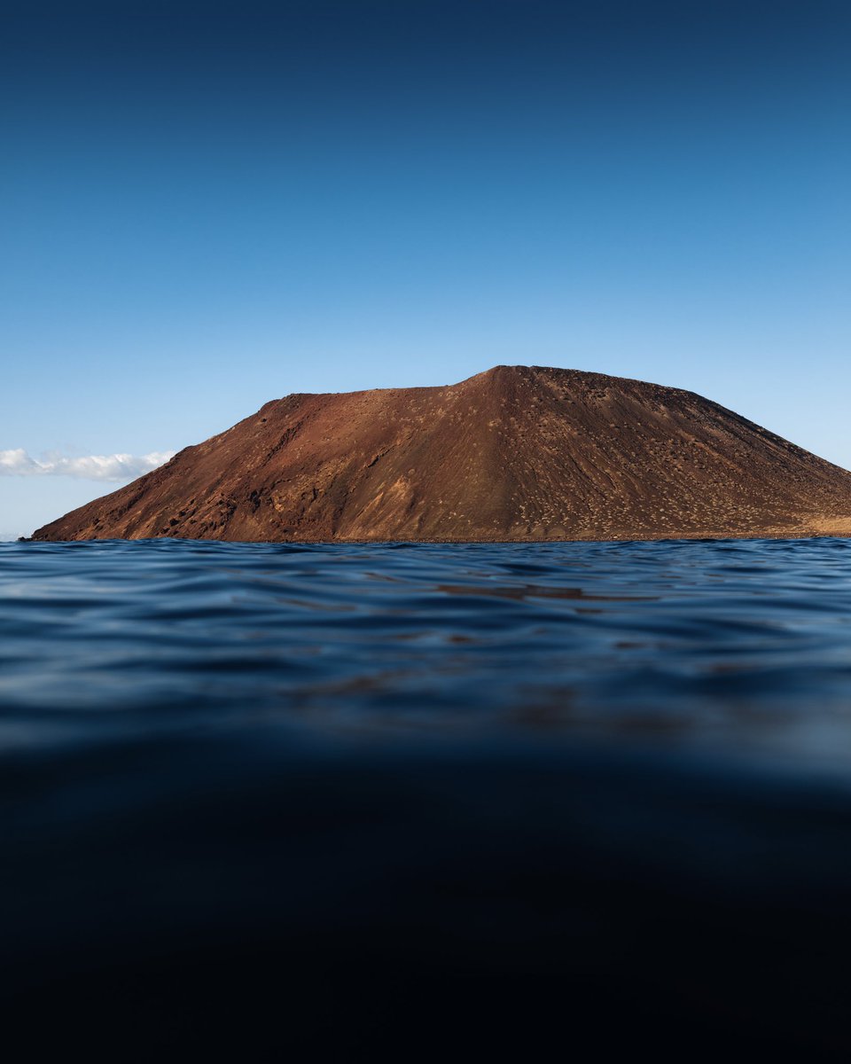 jairopacwaves's tweet photo. La calma antes de la tormenta en Fuerteventura fue espectacular. 💙 https://t.co/hGRyiHeGsr