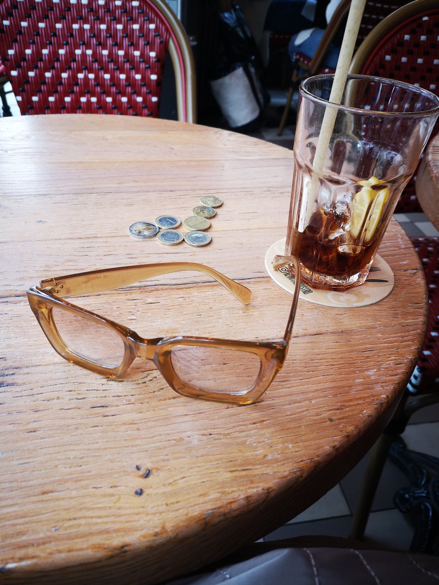 ODELIECHAN's tweet photo. 5,80 euros le coca, j'immortalise ça ici... #findelabondance #findelinsouciance https://t.co/X3koIR5QM0