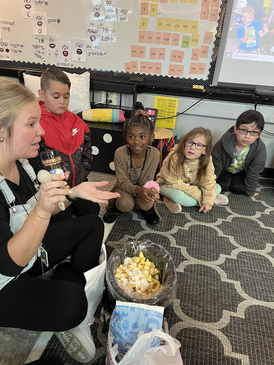 MsCrabtreesCrew's tweet photo. We celebrated Johnny Appleseed day with some homemade applesauce🍎 #isdstrong #THBentonproud #isdthird https://t.co/HxqPd2A5L6