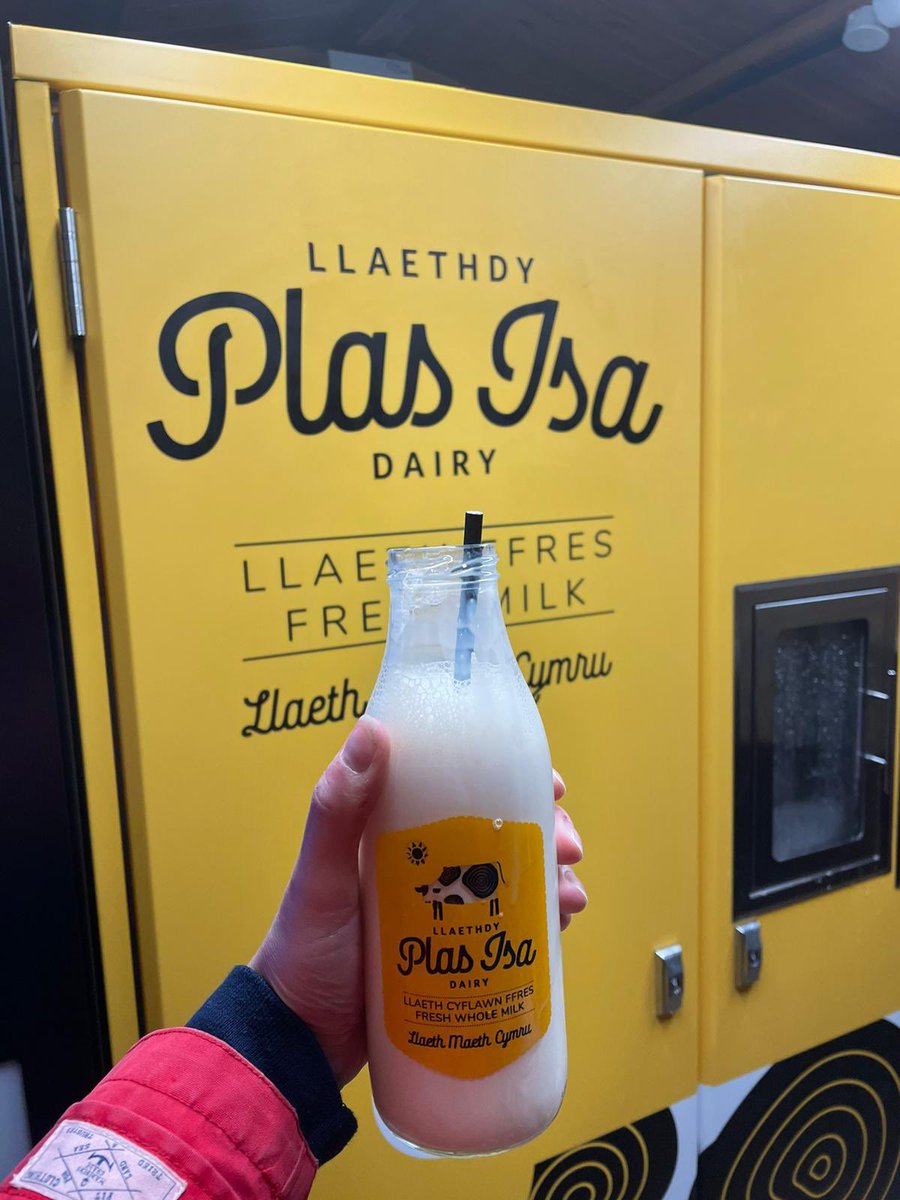 CFfI_Llanrwst's tweet photo. Noson ddiddorol iawn heno yn ymweld â @llaethdyplasisa er mwyn dysgu am y fenter.. ac wrth gwrs er mwyn cael taste test 😉😋 Diolch yn fawr am y croeso🥛🐄 https://t.co/AkAUop17Sn