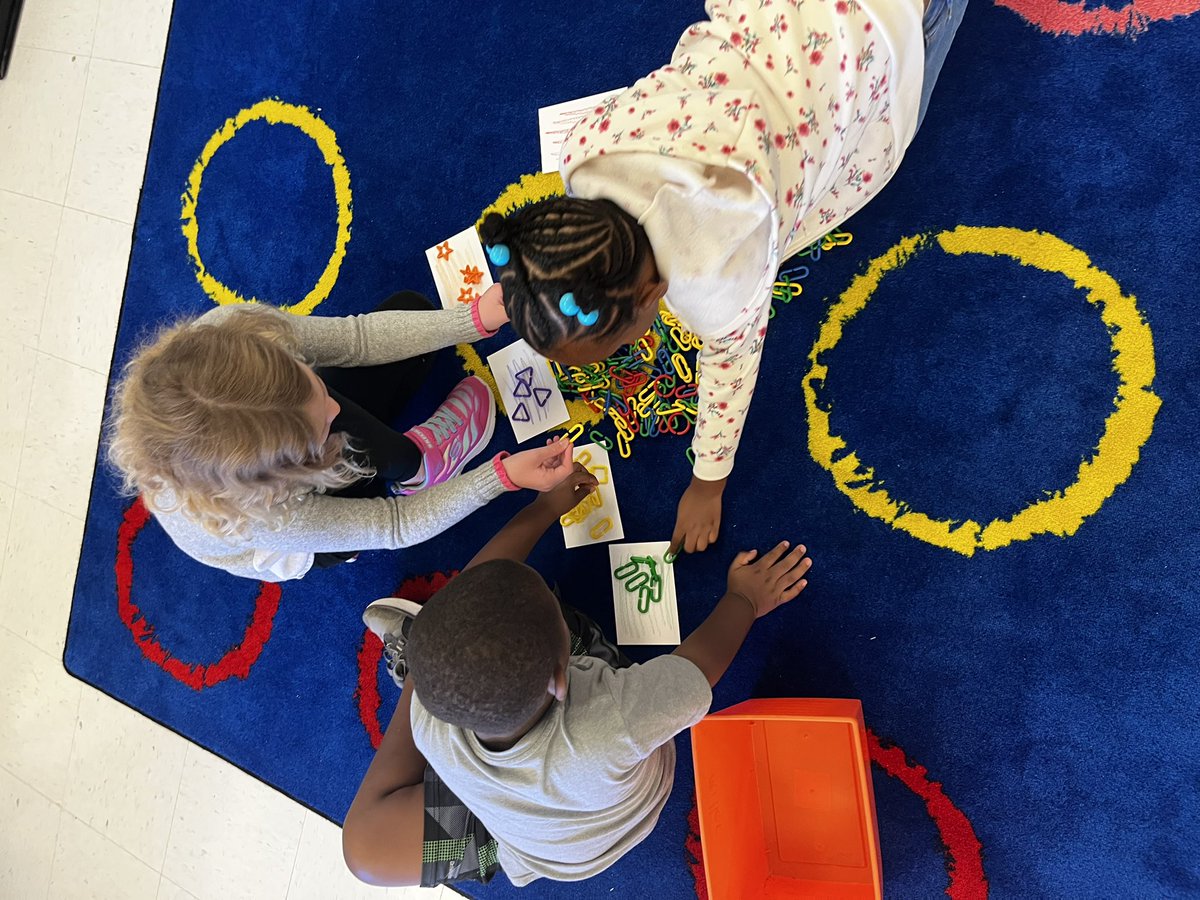 colorful_in_k's tweet image. Today we learned how to sort by color! @EcoffElementary