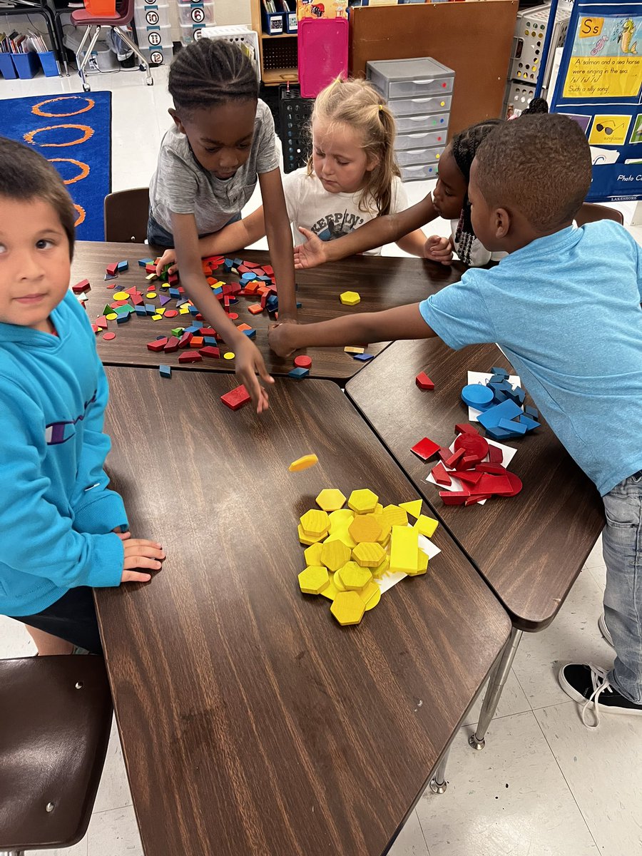 colorful_in_k's tweet image. Today we learned how to sort by color! @EcoffElementary