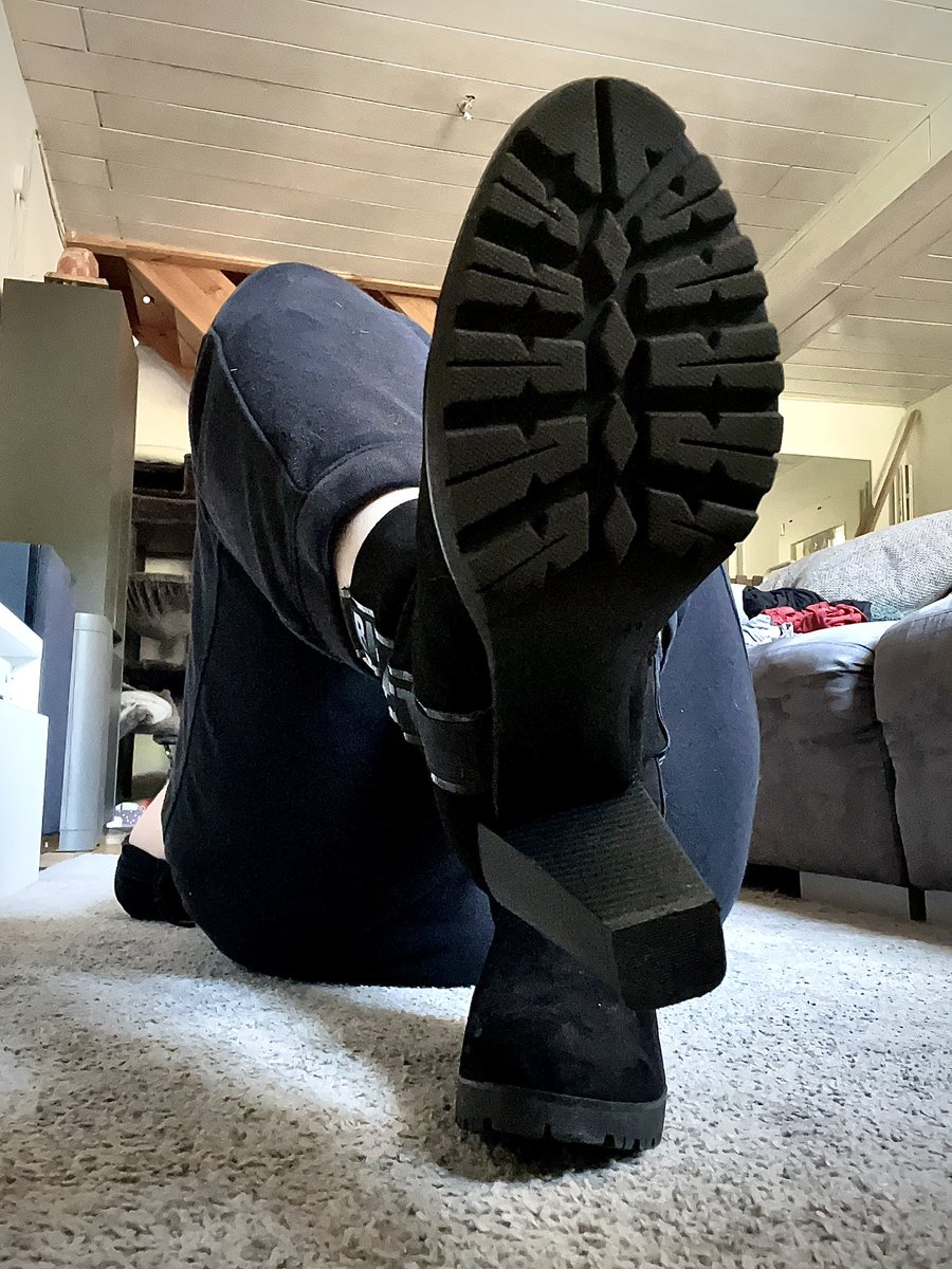 piaxfeets's tweet photo. Wer wirft sich unter meine Sohle und zahlt dafür?💸💸💸 #paypig #zahlschwein #geldsklaverei #zahlschweine #paypigs #findom #FinDom #schuhe #fußfetisch #fußfetis #feetlover https://t.co/GGkBRn3UyI