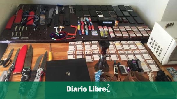 DiarioLibre's tweet photo. 🗞️|#NacionalDL| Ocupan armas, celulares y otros objetos en poder de reclusos en la Fortaleza Duarte
🔗https://t.co/auWk0gXdvw
#DiarioLibre #Armas #Celulares #ObjetosDePoder #FortalezaDuarte https://t.co/E0eZqJwCkA