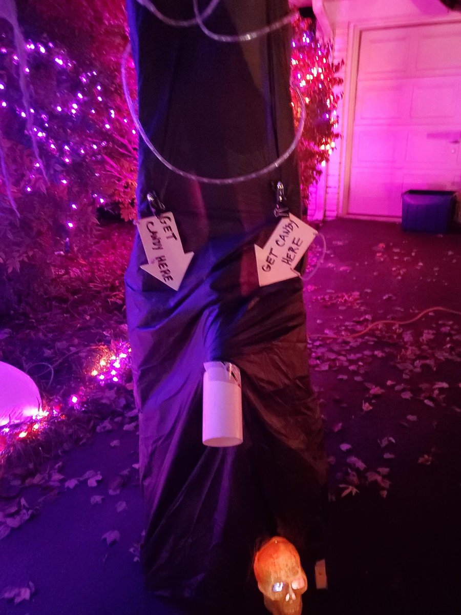 leahhgood's tweet photo. this was their setup in 2020😷
(complete with a candy chute for covid-safe trick or treating) https://t.co/afVlqQ69uW